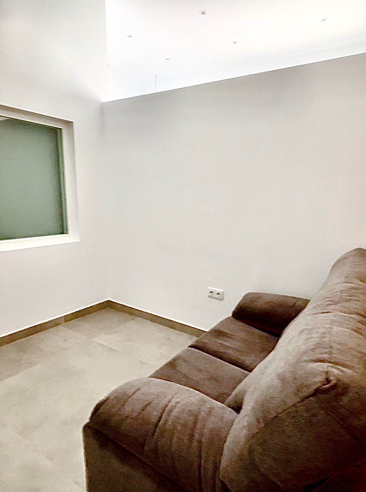 Pasillo interior del Tanatorio Guillena con diseño moderno